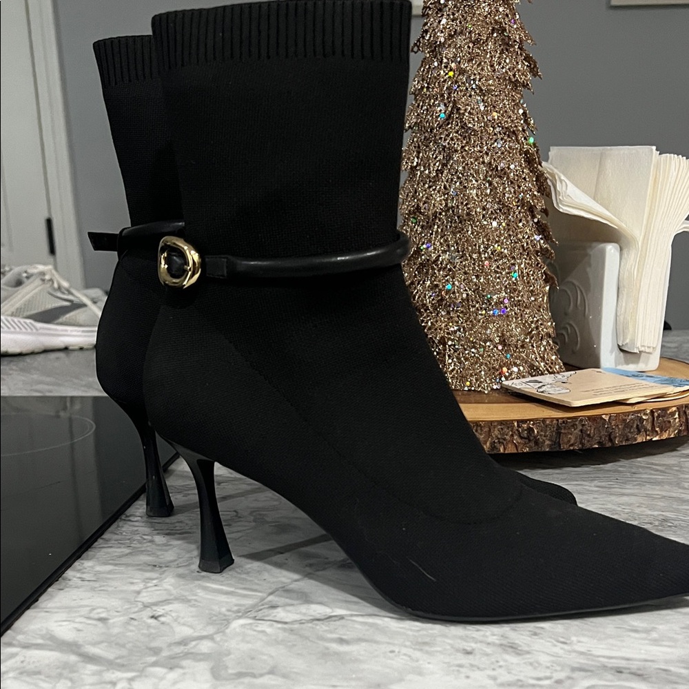 Chic Black Heeled Boots with Gold Accent